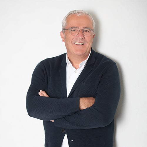 Porträt von Bertram Schmitz, Sales Direktor von B&W International, vor hellem Hintergrund, freundlich lächelnd.